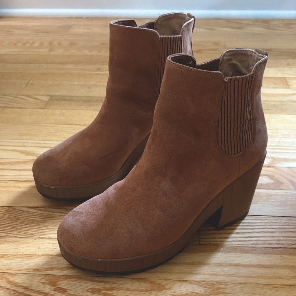 Dr. Scholl's Brown Ankle Booties. Suede brown lightly worn. I usually wear a 9.